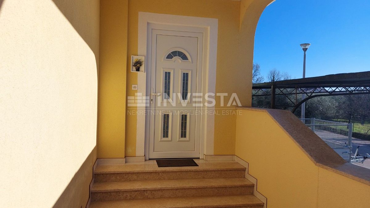 Dvojna hiša z dvema stanovanjema in pogledom na morje