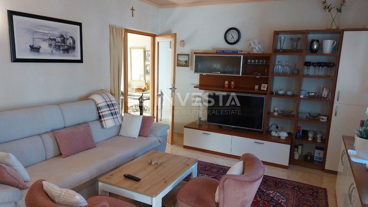 Dvojna hiša z dvema stanovanjema in pogledom na morje