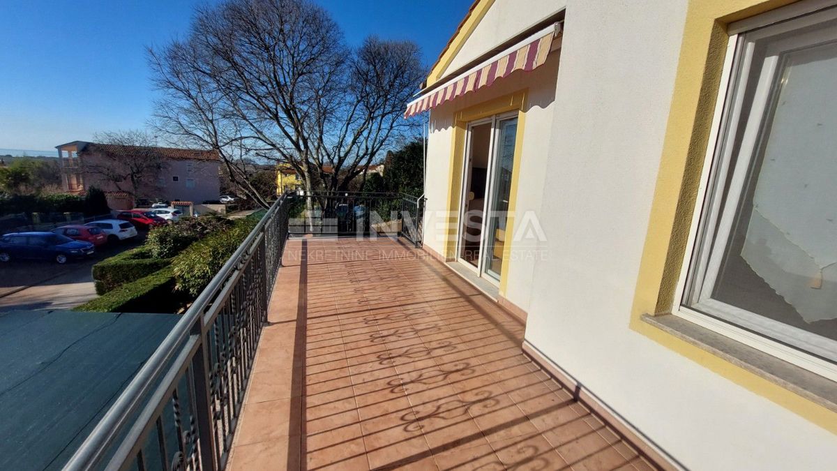 Dvojna hiša z dvema stanovanjema in pogledom na morje