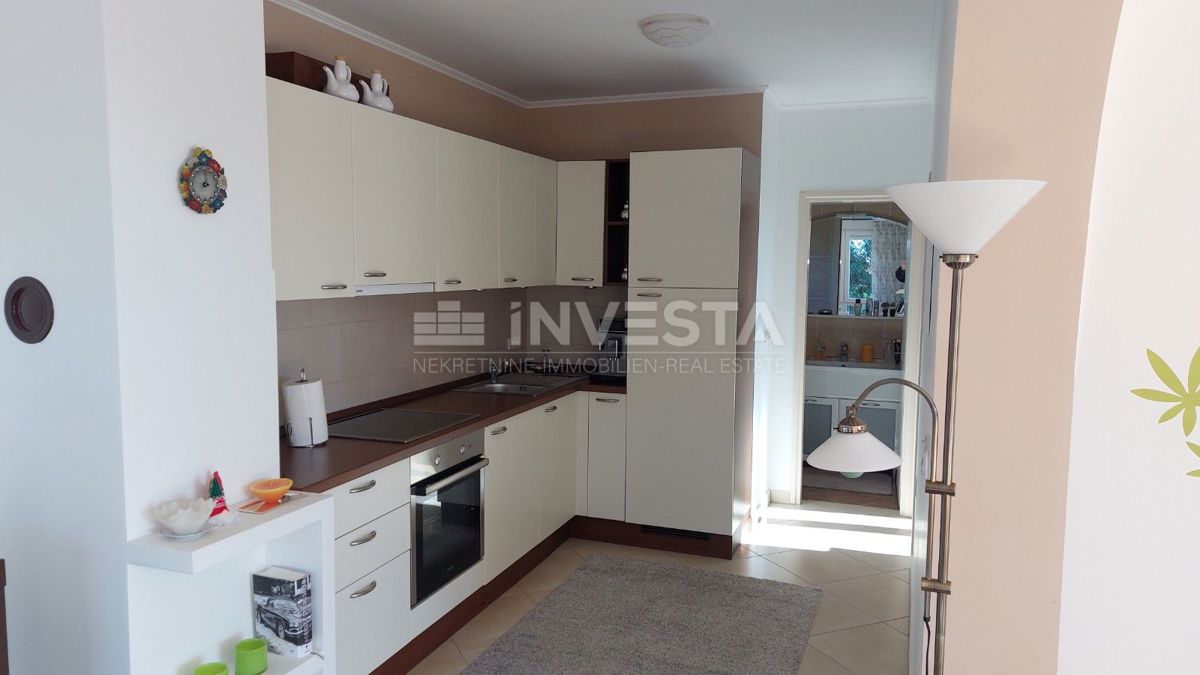 Dvojna hiša z dvema stanovanjema in pogledom na morje