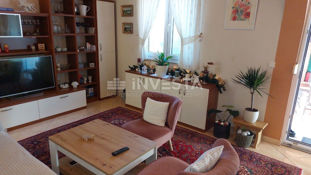 Dvojna hiša z dvema stanovanjema in pogledom na morje