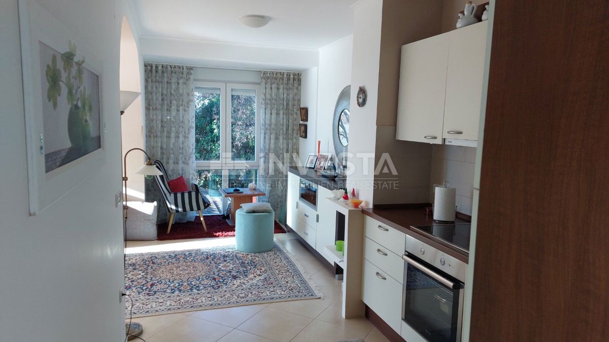 Dvojna hiša z dvema stanovanjema in pogledom na morje