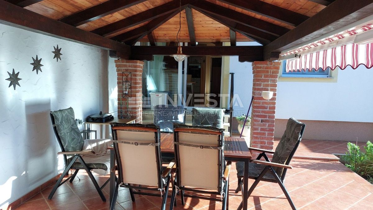 Dvojna hiša z dvema stanovanjema in pogledom na morje