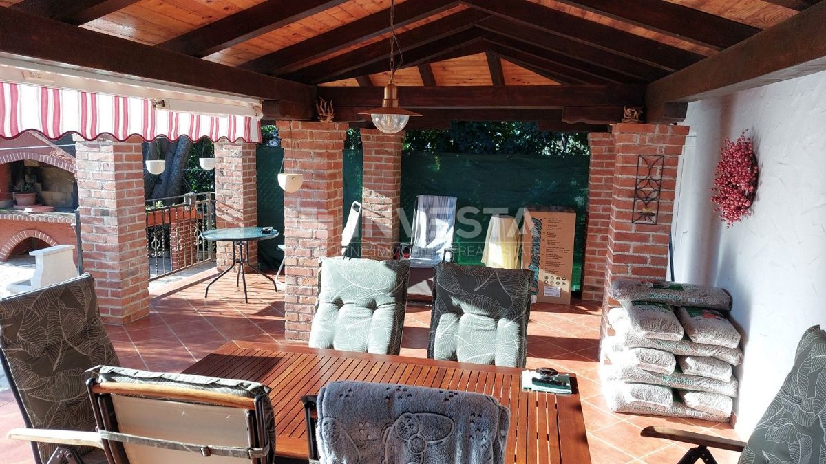 Dvojna hiša z dvema stanovanjema in pogledom na morje