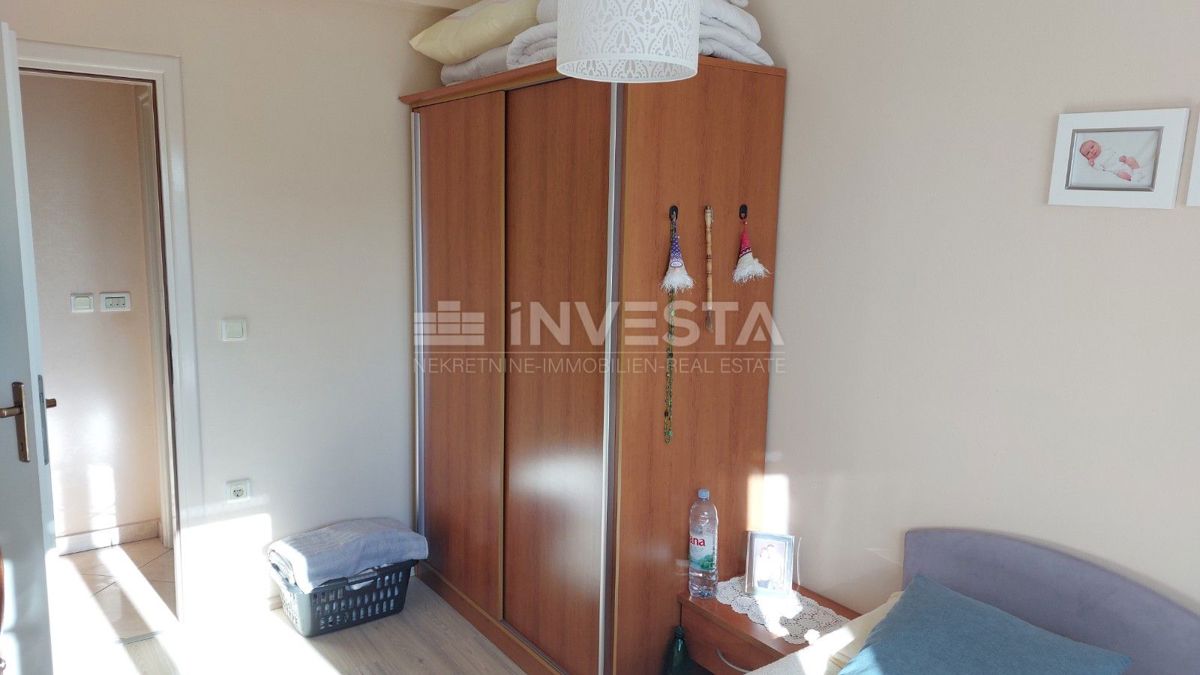 Dvojna hiša z dvema stanovanjema in pogledom na morje