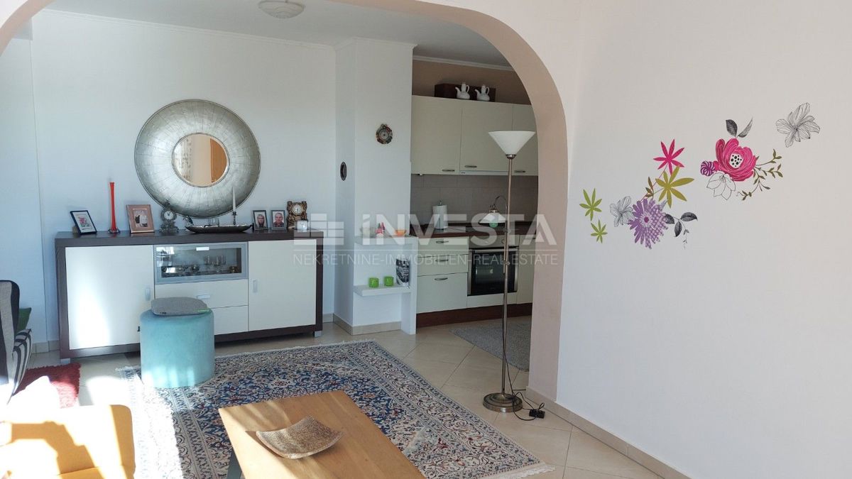 Dvojna hiša z dvema stanovanjema in pogledom na morje