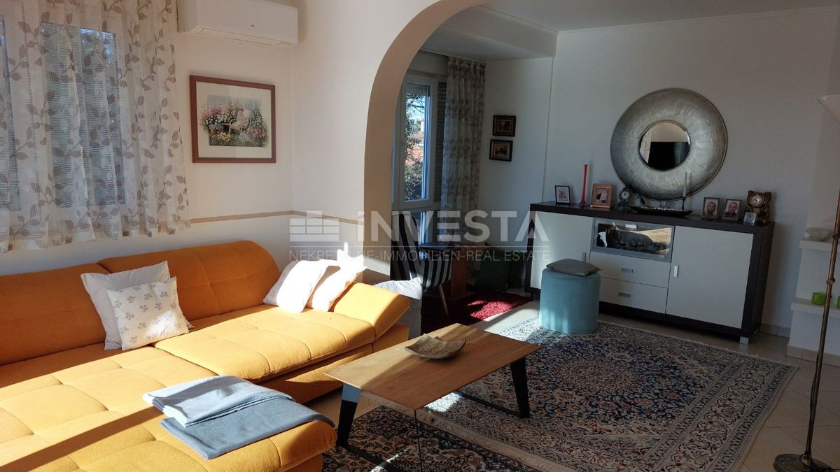 Dvojna hiša z dvema stanovanjema in pogledom na morje