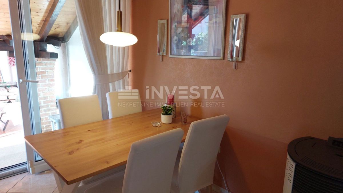 Dvojna hiša z dvema stanovanjema in pogledom na morje