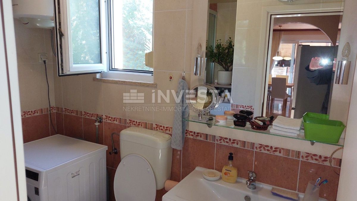 Dvojna hiša z dvema stanovanjema in pogledom na morje