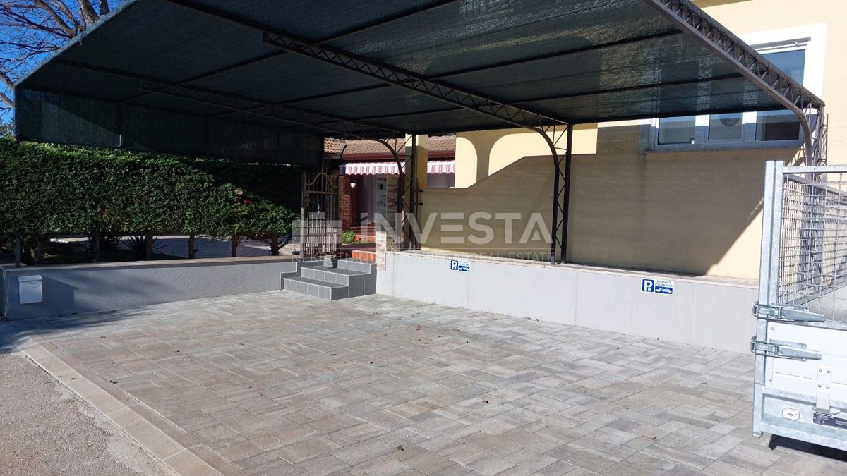 Dvojna hiša z dvema stanovanjema in pogledom na morje