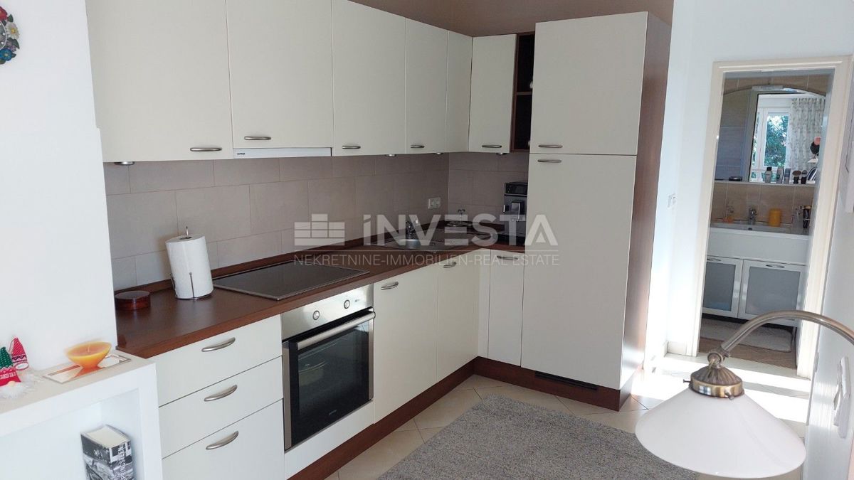 Dvojna hiša z dvema stanovanjema in pogledom na morje