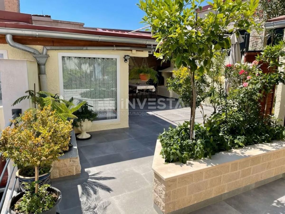 Pula, center – stanovanje v 1. nadstropju z veliko teraso in ločenim vhodom