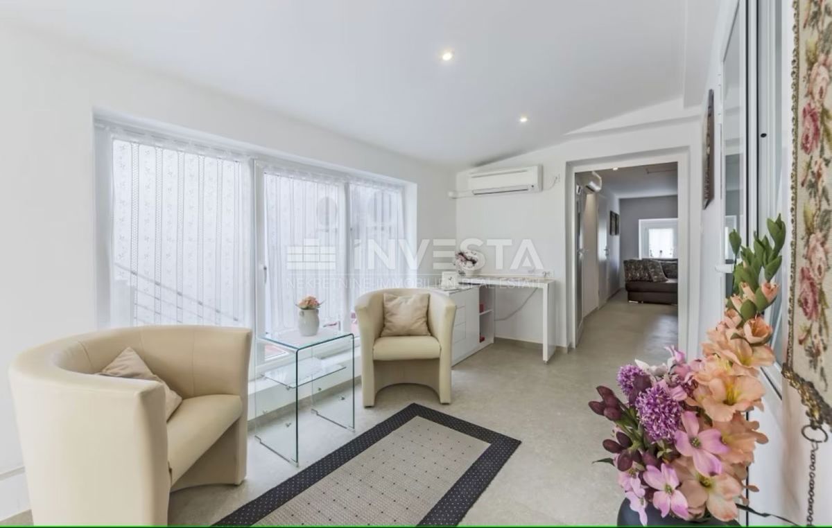 Pula, center – stanovanje v 1. nadstropju z veliko teraso in ločenim vhodom