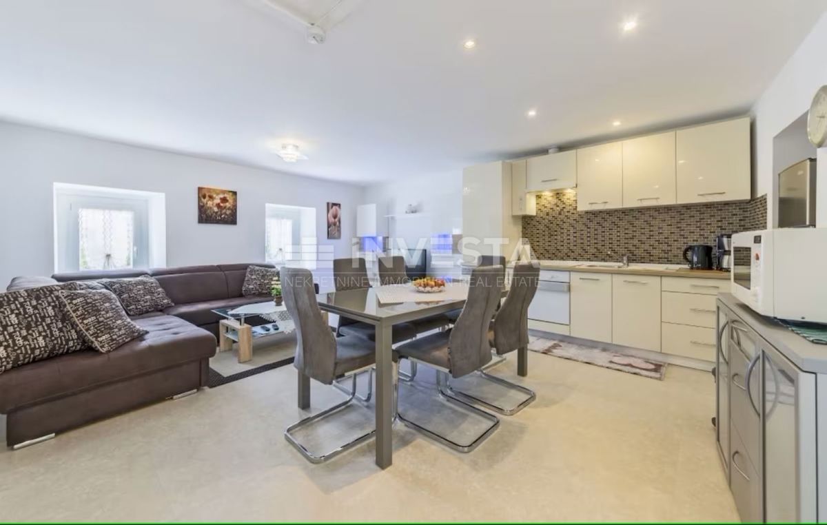 Pula, center – stanovanje v 1. nadstropju z veliko teraso in ločenim vhodom