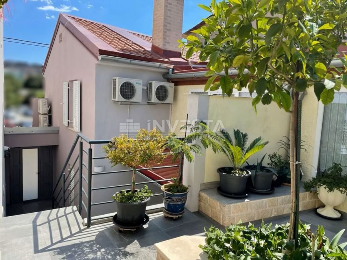 Pula, center – stanovanje v 1. nadstropju z veliko teraso in ločenim vhodom