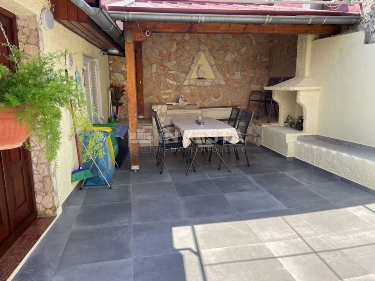 Pula, center – stanovanje v 1. nadstropju z veliko teraso in ločenim vhodom