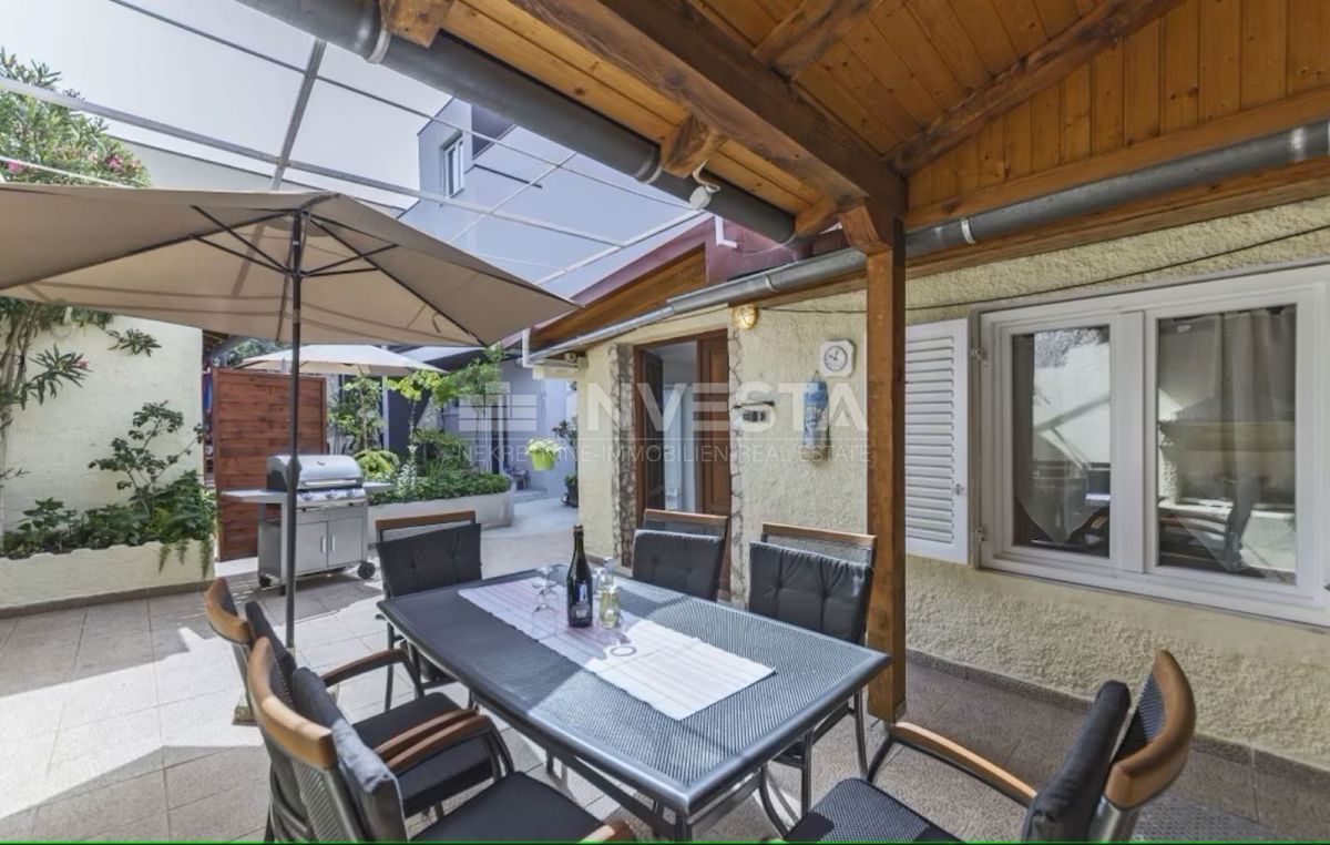 Pula, center – stanovanje v 1. nadstropju z veliko teraso in ločenim vhodom