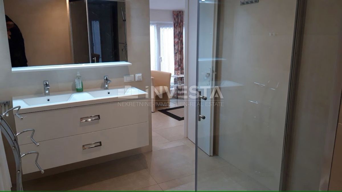 Pula, center – stanovanje v 1. nadstropju z veliko teraso in ločenim vhodom