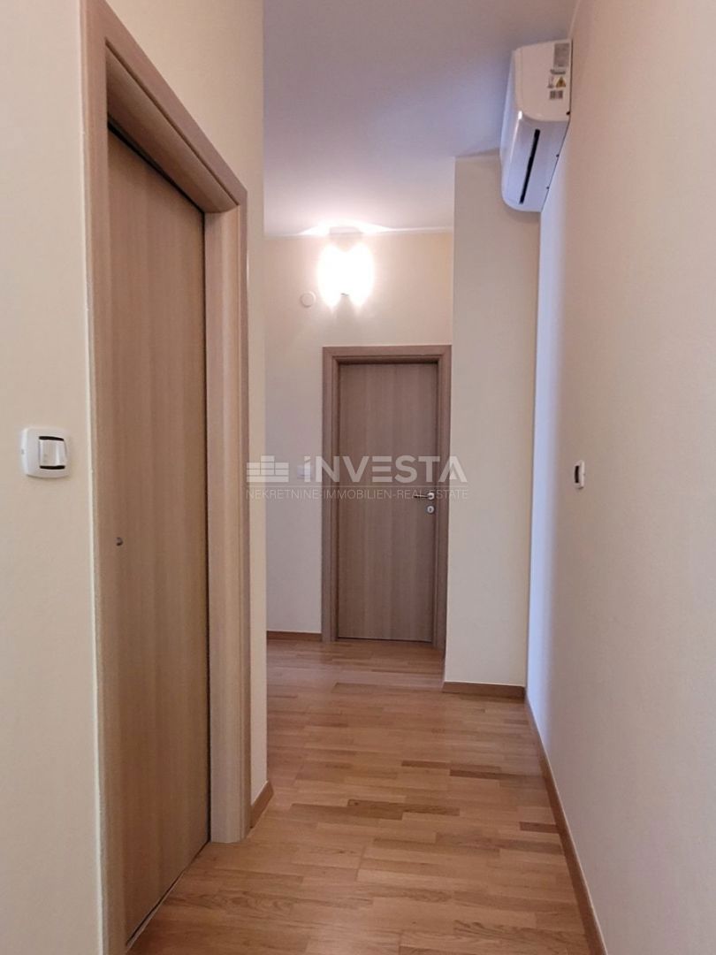 Prostorno stanovanje s 3 spalnicami, 2 terasama in pogledom na morje