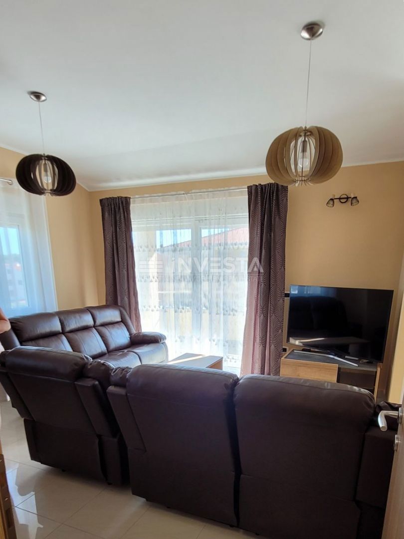 Prostorno stanovanje s 3 spalnicami, 2 terasama in pogledom na morje