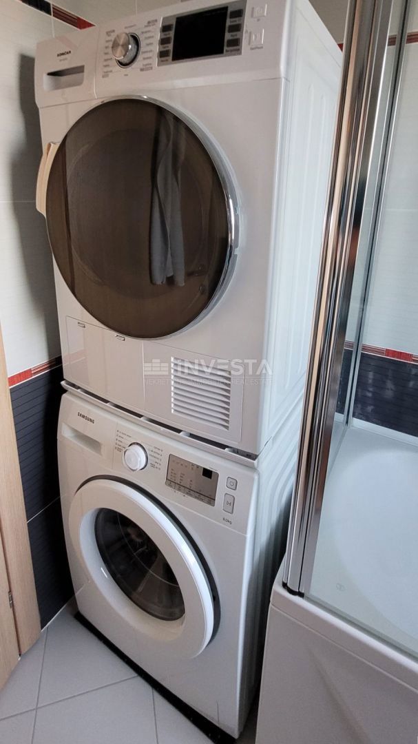 Prostorno stanovanje s 3 spalnicami, 2 terasama in pogledom na morje