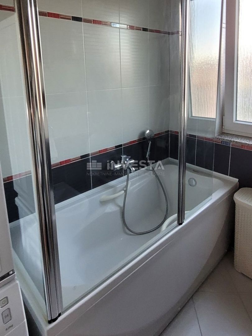 Prostorno stanovanje s 3 spalnicami, 2 terasama in pogledom na morje