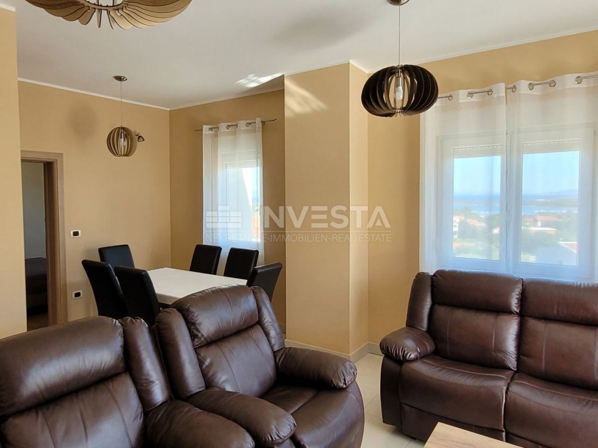 Prostorno stanovanje s 3 spalnicami, 2 terasama in pogledom na morje