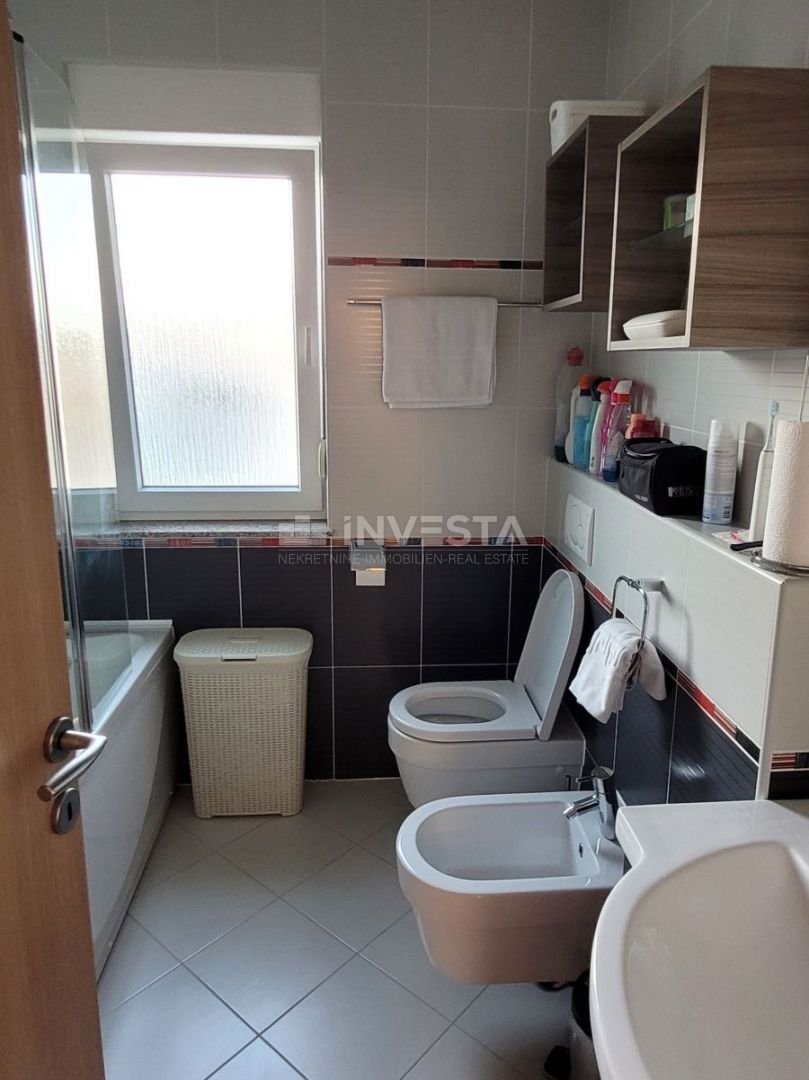 Prostorno stanovanje s 3 spalnicami, 2 terasama in pogledom na morje