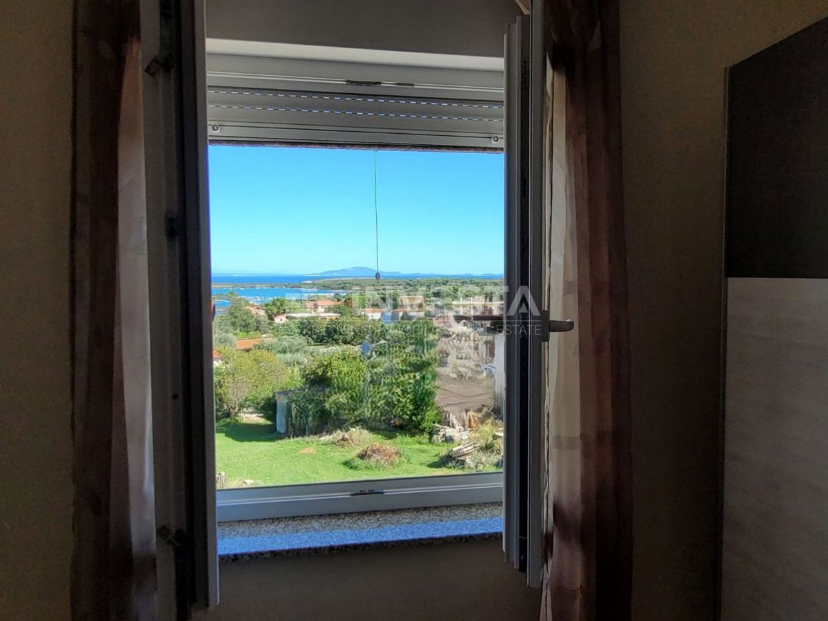 Prostorno stanovanje s 3 spalnicami, 2 terasama in pogledom na morje