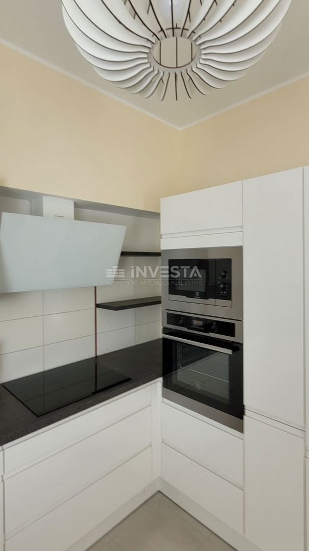 Prostorno stanovanje s 3 spalnicami, 2 terasama in pogledom na morje