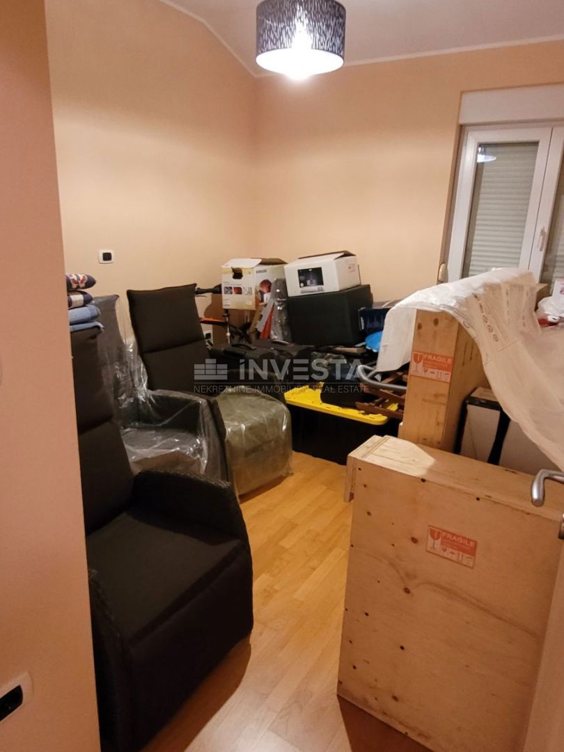 Prostorno stanovanje s 3 spalnicami, 2 terasama in pogledom na morje