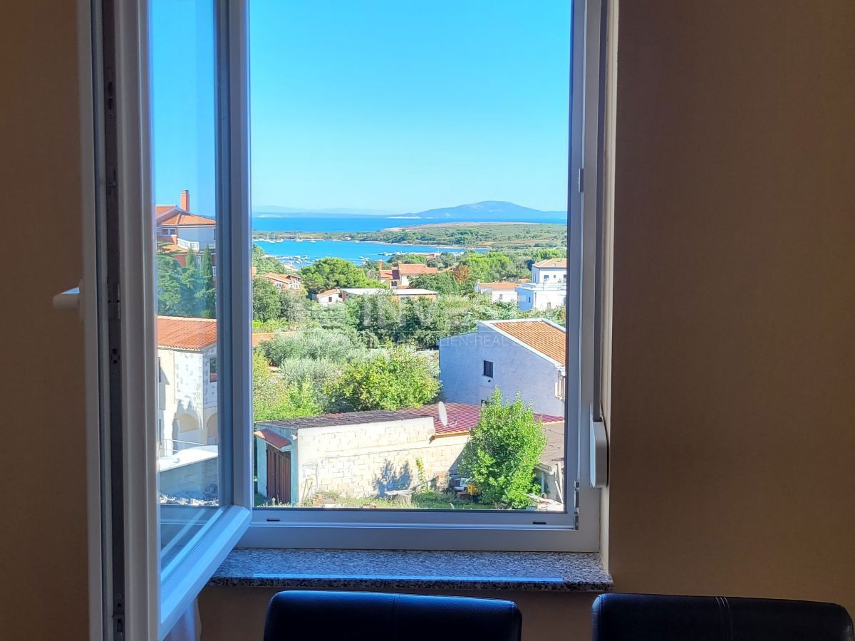 Prostorno stanovanje s 3 spalnicami, 2 terasama in pogledom na morje