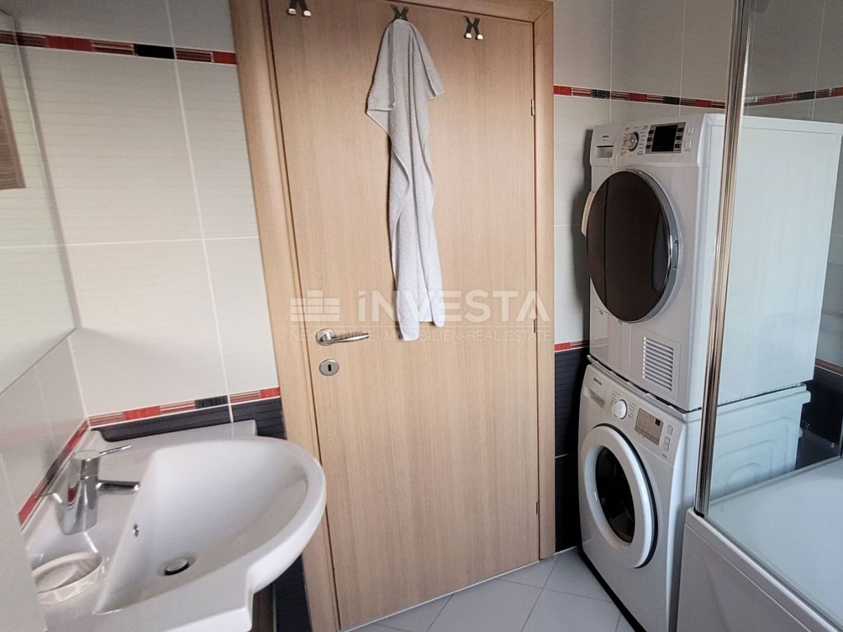 Prostorno stanovanje s 3 spalnicami, 2 terasama in pogledom na morje