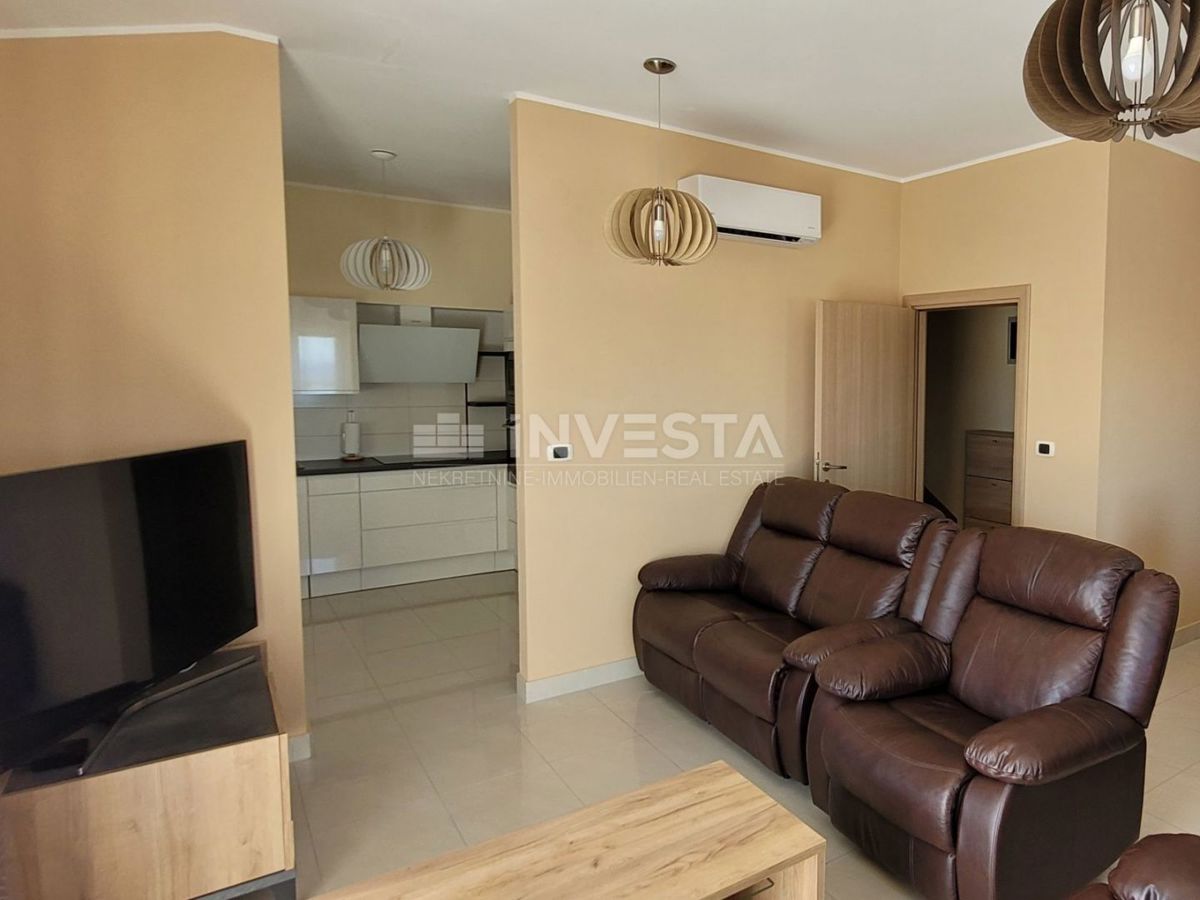 Prostorno stanovanje s 3 spalnicami, 2 terasama in pogledom na morje