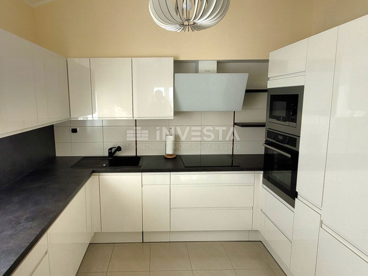 Prostorno stanovanje s 3 spalnicami, 2 terasama in pogledom na morje