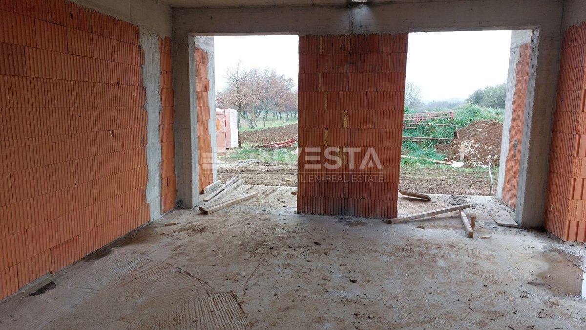 Stanovanje v novogradnji z majhnim vrtom