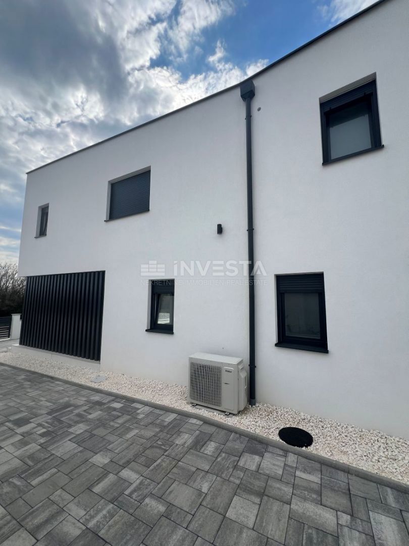 Ližnjan, Hiša z bazenom