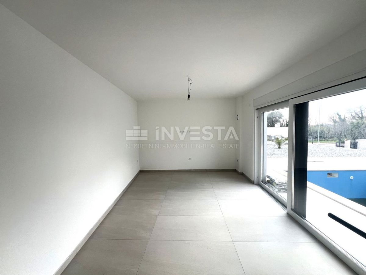 Ližnjan, Hiša z bazenom