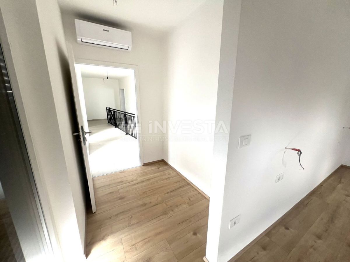 Ližnjan, Hiša z bazenom