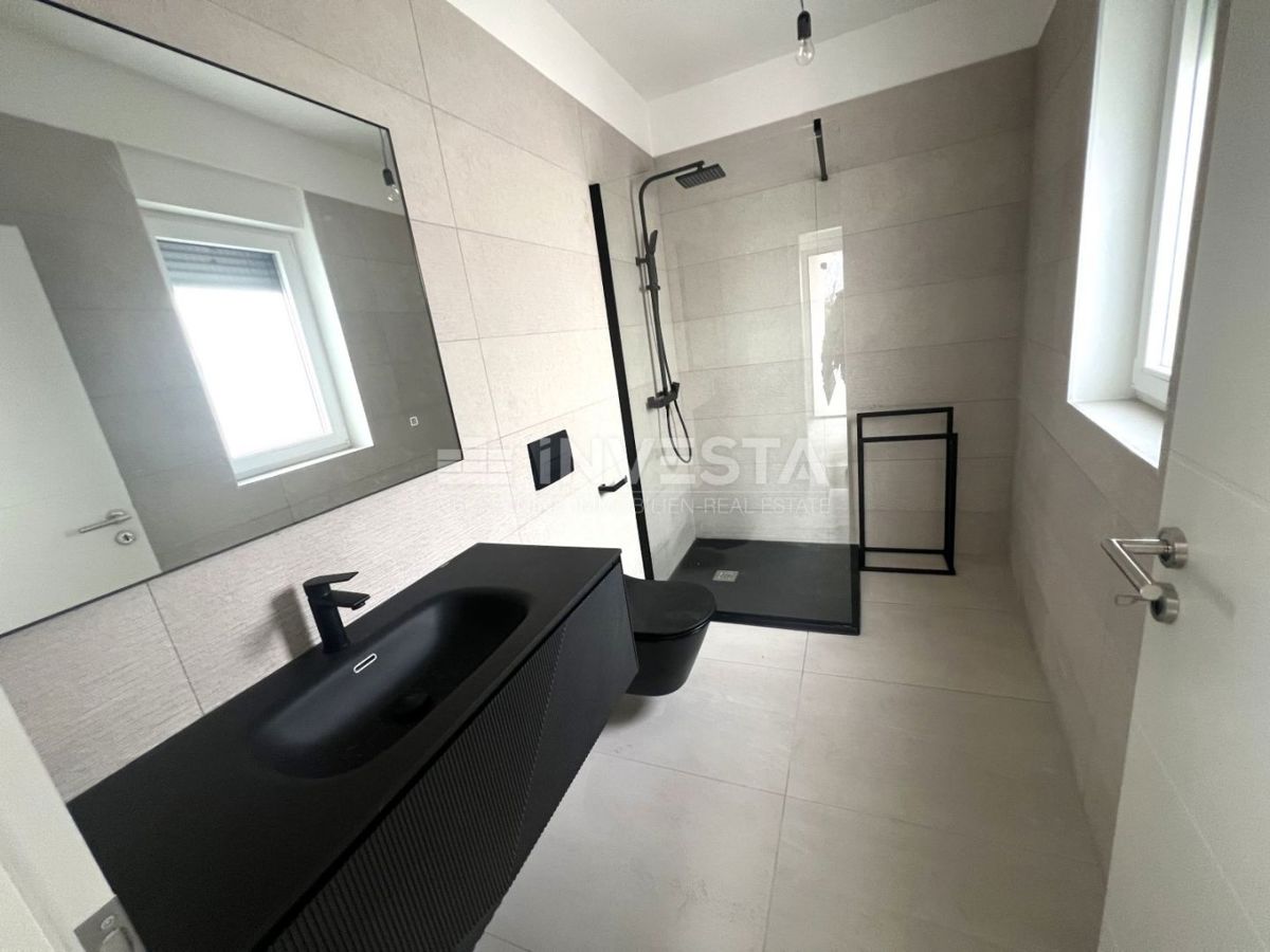 Ližnjan, Hiša z bazenom