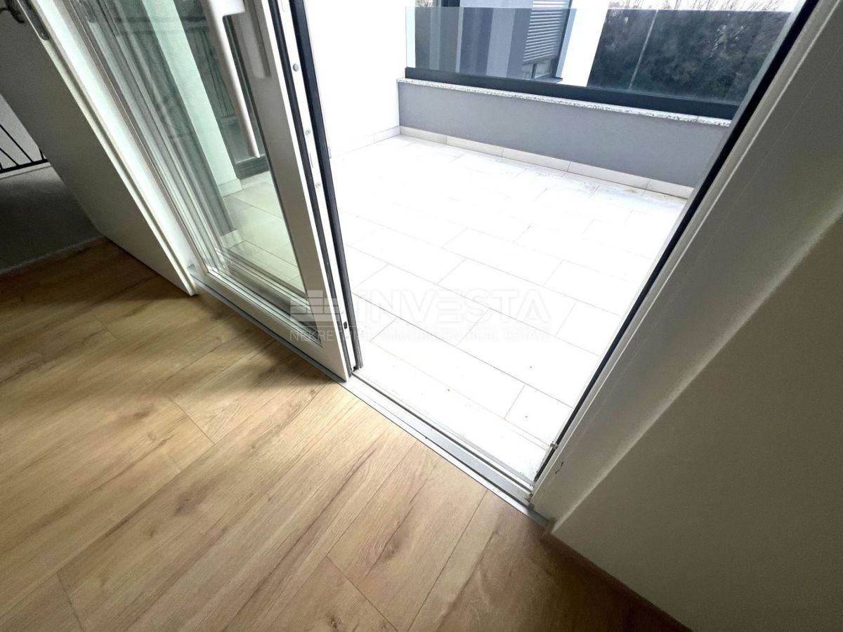 Ližnjan, Hiša z bazenom