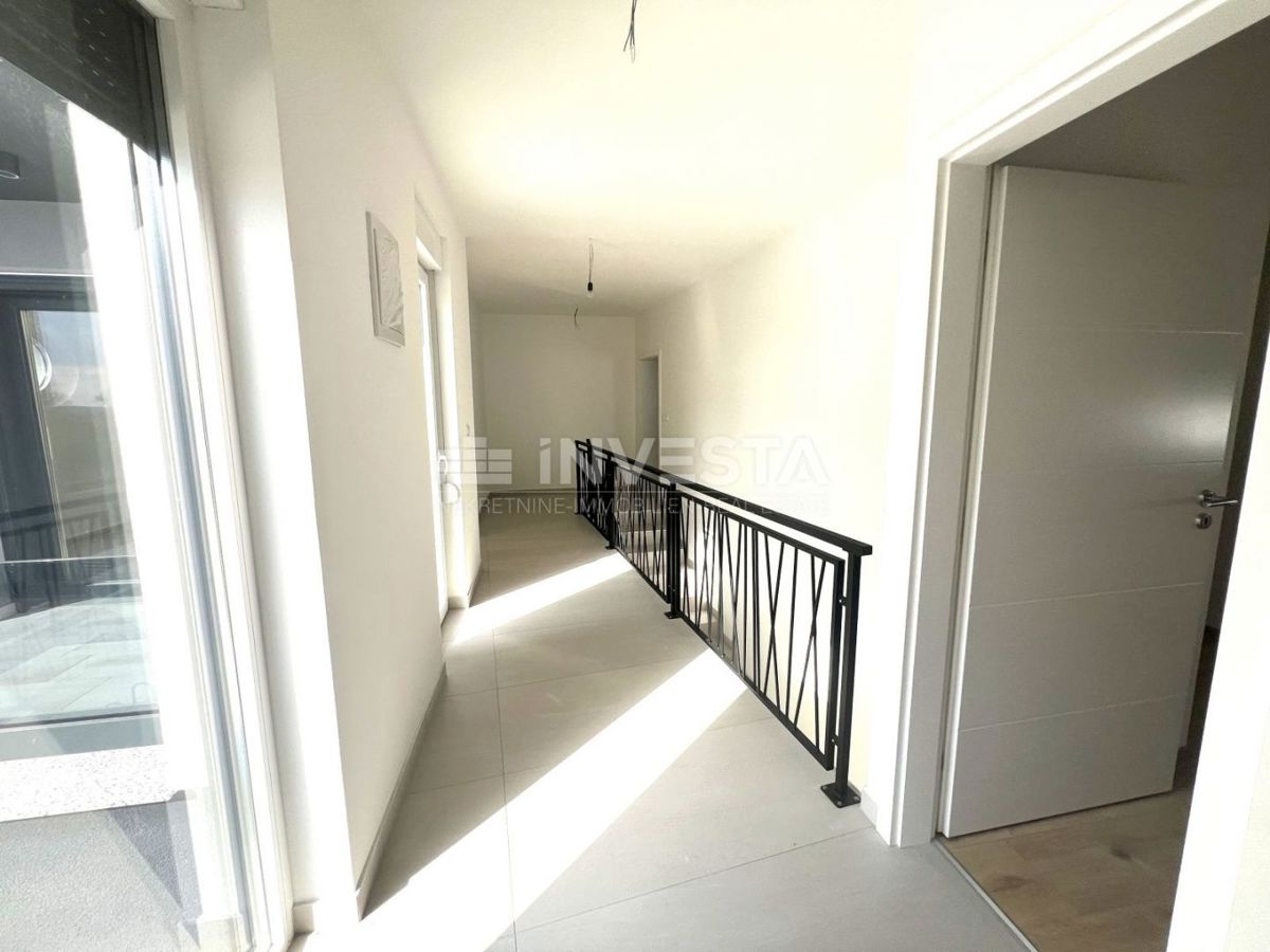 Ližnjan, Hiša z bazenom