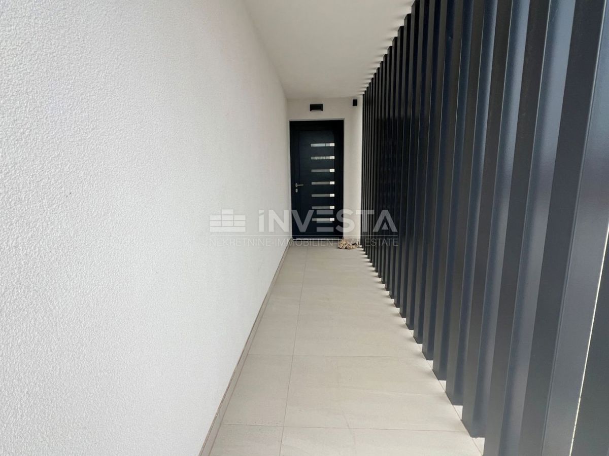 Ližnjan, Hiša z bazenom