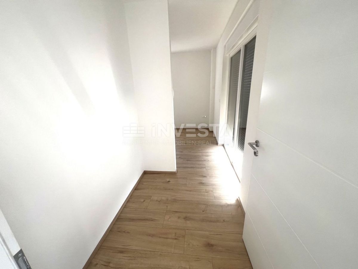 Ližnjan, Hiša z bazenom