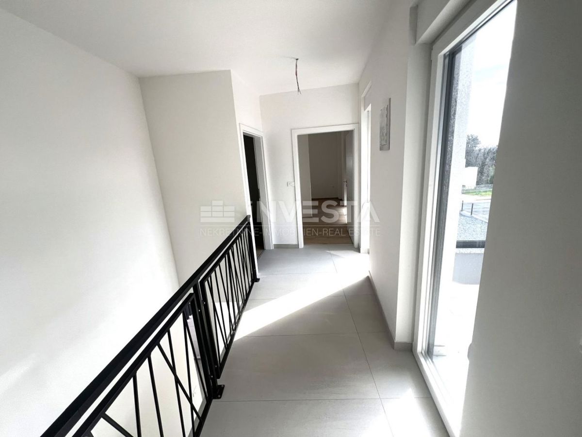 Ližnjan, Hiša z bazenom