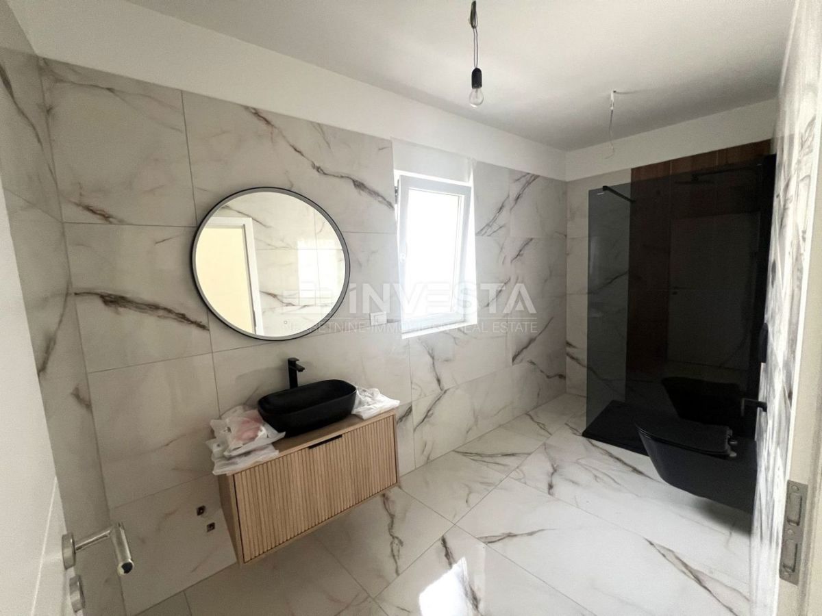 Ližnjan, Hiša z bazenom