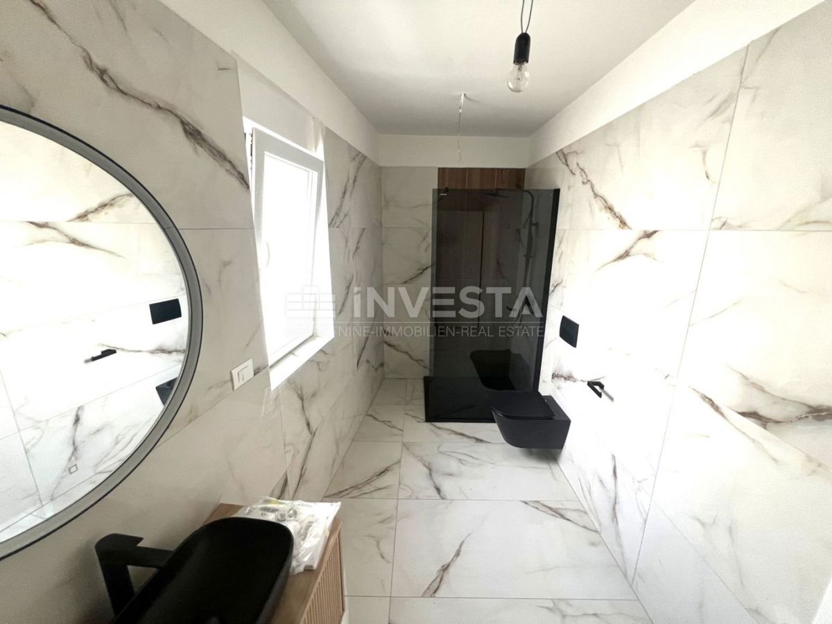 Ližnjan, Hiša z bazenom