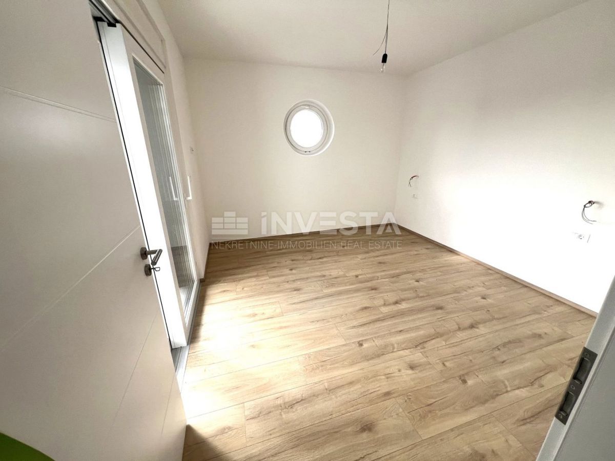 Ližnjan, Hiša z bazenom