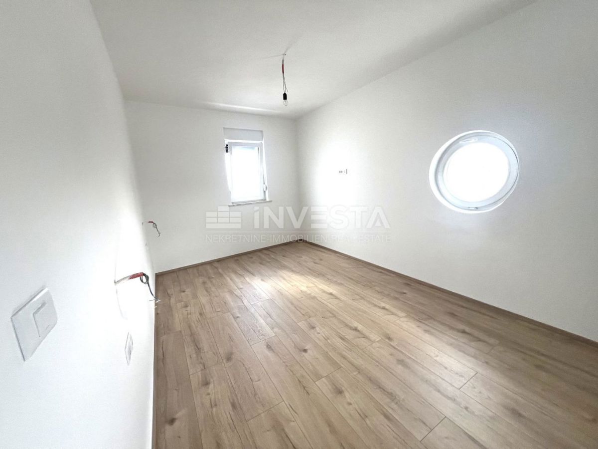 Ližnjan, Hiša z bazenom