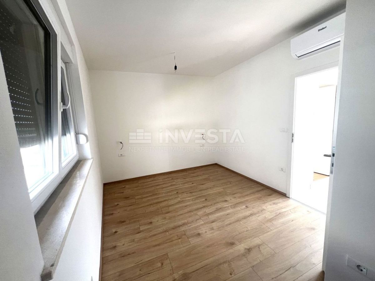 Ližnjan, Hiša z bazenom